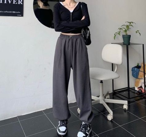 Sweatpants Korean Style, Asian Sweatpants Outfit, Korean Fashion Sweatpants, Kpop Sweatpants Outfit, Black Sweatpants Outfit Korean, Sweatpants Outfit Asian, Sweatpants Outfit Korean Style, Korean Athletic Fashion, Korean Sweatpants Outfit