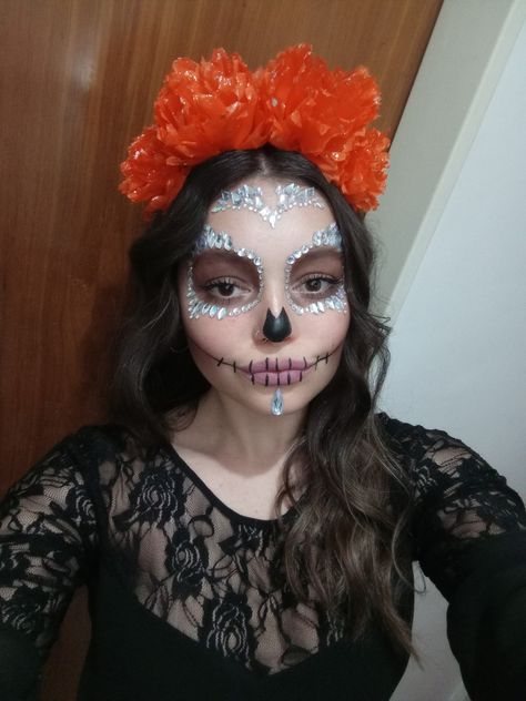 Maquillaje catrina mujer Creepy Halloween Makeup, Creepy Halloween, Dia De Muertos, Halloween Diy, Maquillaje De Ojos, Halloween Makeup, Makeup Looks, Media, Halloween