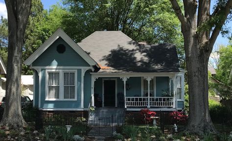 Folk Victorian House, Farmhouse Victorian, Folk Victorian, Storybook Cottage, Old Houses For Sale, Cute Cottage, Victorian Cottage, Historic Home, Salisbury