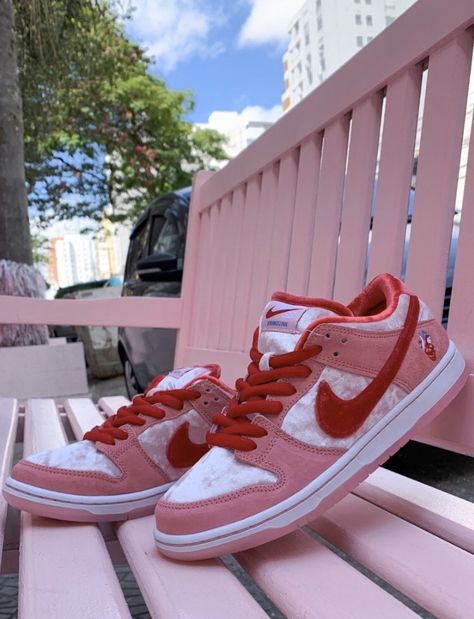 Nike Sb Dunk Low Strangelove, Pretty Shoes Sneakers, All Nike Shoes, Nike Sb Dunk Low, Cute Nike Shoes, Sb Dunk Low, Nike Sb Dunk, Mens Fashion Streetwear, Shoe Inspo