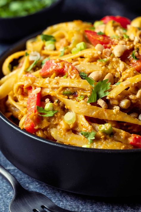 Simple yet delicious vegan thai peanut noodles are ready in less than 30 minutes. Packed with the best peanut and thai-inspired flavors. Vegan Thai Peanut Noodles, Vegan Thai Recipes, Best Way To Freeze Corn, Vegan Peanut Noodles, Firehouse Meals, Freezing Corn, Thai Peanut Noodles, Vegan Shrimp, Hummus Pasta