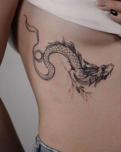 Dragon Tattoo On Ribs, Rib Tattoos For Women, Dragon Tattoo For Women, Cute Tattoos For Women, Classy Tattoos, Discreet Tattoos, Subtle Tattoos, Aesthetic Tattoo, Elegant Tattoos