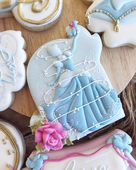 Amy Smith (@cakesmithbaking) • Instagram photos and videos Disney Princess Sugar Cookies, Princess Sugar Cookies, Cinderella Cookies, Disney Princess Cookies, Cinderella Cakes, Cookie Techniques, Crown Cookies, Princess Cookies, Cookies Decoradas