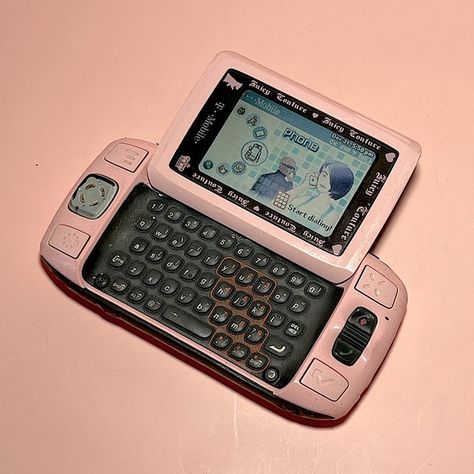 Juicy Couture Sidekick Y2K phone -OBO Y2k Electronics Aesthetic, Sidekick Phone, Pink Technology, Y2k Flip Phone, 2000 Phone, 2000s Phone, Y2k Tech, Y2k Phone, Retro Tech