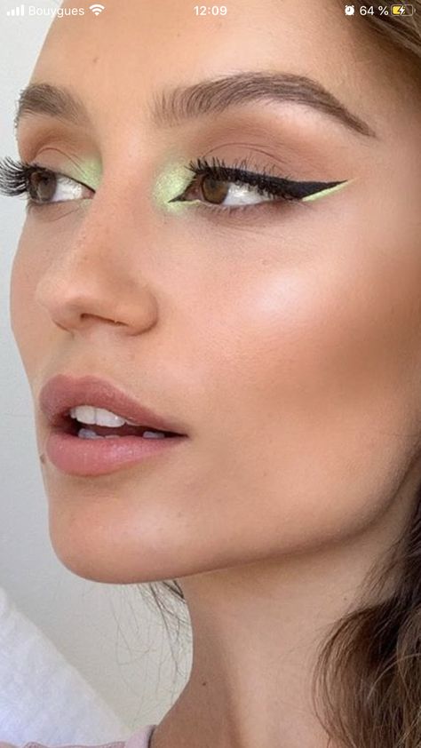 Minimalist Green Eye Makeup, Green Makeup For Blue Eyes, Eye Makeup White Eyeliner, Minimalist Eye Makeup, Ferxxo Outfits, Eye Makeup White, Eye Makeup Prom, Eyeliner Verde, Makeup Verde