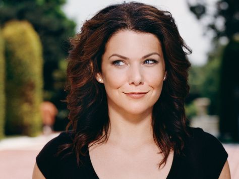 13 Qualities That Make Lorelai Gilmore Everyone's Favorite Person Tv Moms, Gilmore Girls Fan, Trending On Pinterest, Mother Daughter Relationships, Lauren Graham, Lorelai Gilmore, Curly Hair Cuts, Gilmore Girls, Favorite Person