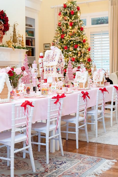 Mini Gingerbread House, Christmas Tea Party, Gingerbread House Parties, Gingerbread Party, Gingerbread House Decorations, Christmas Entertaining, Deco Rose, Christmas Gingerbread House, Christmas Tablescapes