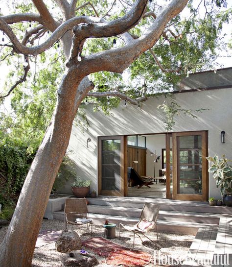 The steps in this Los Angeles home lead you into a minimalist yard that invites contemplation. See more of the Japanese-inspired space »   - HouseBeautiful.com Dekorere Bad, Bohemian Room Decor, Casa Patio, Casa Exterior, Patio Interior, Hus Inspiration, Design Exterior, Furniture Hacks, Ikea Furniture