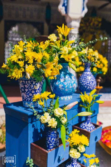 Blue Pottery Theme Wedding Decor, Blue Pottery Wedding Decor, Jaipur Theme Wedding Decor, Blue And Yellow Haldi Decor, Moroccan Mehendi, Pottery Wedding Decor, Lockdown Wedding, Ambience Decor, Blue Pottery Designs