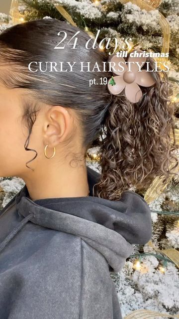 HEAVEN MARLEY on Instagram: "🎄Day 19 of my hairstyles christmas countdown🎄 the cutest claw clip always elevated a hairstyle!! • • •#aestheticmakeup arthoeaesthetic #curlyhair #curlygirl #curlyhairstyles #curlycommunity #curlysgoals #curlyhairtutorial #curlyhairtips#curlygirlmethod #cachos #rizos #cachosdefinidos #curlspoppin #cachosperfeitos #curlynaturalhair #holidayhair #losangeles" Cute Hairstyles For Pictures Day, Easy Hairstyles For School Picture Day, Curly Hairstyles Claw Clip, Curly Claw Clip Hairstyles, Flower Clip Hairstyles, Heaven Marley, Claw Clip Hairstyles Curly Hair, Hair Claw Clip Hairstyles, Hairstyles Christmas