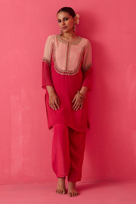 Kurta Blouse Design, Casual Kurtis For Women, Indian Embroidery Designs Pattern, Aza Fashion Outfits, Women Kurti Design, Kurti Suit, Pastel Pink Dress, Stylish Kurtis, Pink Kurta