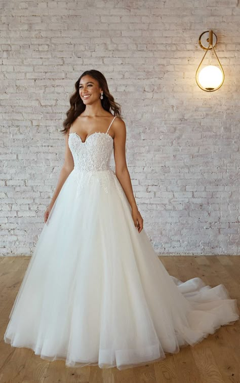 Tulle Wedding Dress Ballgown, Strap Wedding Dress, Tulle Ball Gown Wedding Dress, Wedding Dresses Kleinfeld, Spaghetti Strap Wedding Dress, Stella York Wedding Dress, Gaun Fashion, Kleinfeld Bridal, Wedding Dresses With Straps