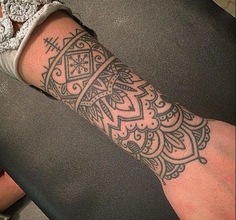 Goals//Wants//Needs Mandala Wrist Tattoo, Henne Tattoo, Cuff Tattoo, Armband Tattoos, Tattoo Henna, Geniale Tattoos, Wrist Tattoos For Women, Tattoo Bracelet, Mandala Tattoo Design