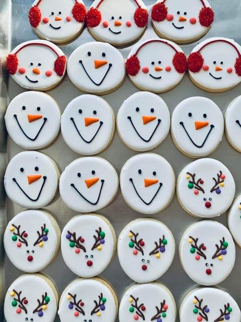 Snowman Head Cookies Decorated, Christmas Cookie Ideas Decorated Easy, Simple Christmas Cookie Designs, Easy Christmas Cookie Decorating Ideas, Snowman Cookies Decorated, Easy Christmas Cookies Decorating, Christmas Sugar Cookie Designs, Decorated Oreos, Christmas Cookie Ideas