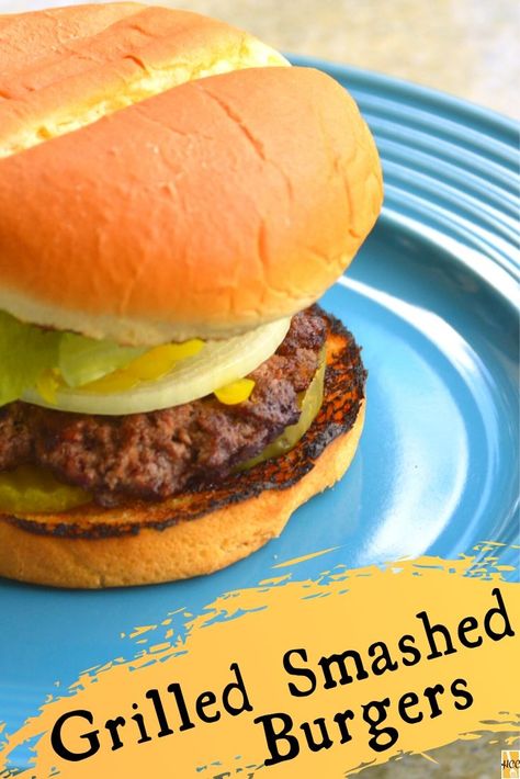 Beef Patties Recipes, Smashed Burgers, Grilled Burger Recipes, Smash Burger Recipe, Ground Beef Chili, Outside Grill, Hamburgers Grilled, Smash Burgers, Healthy Burger