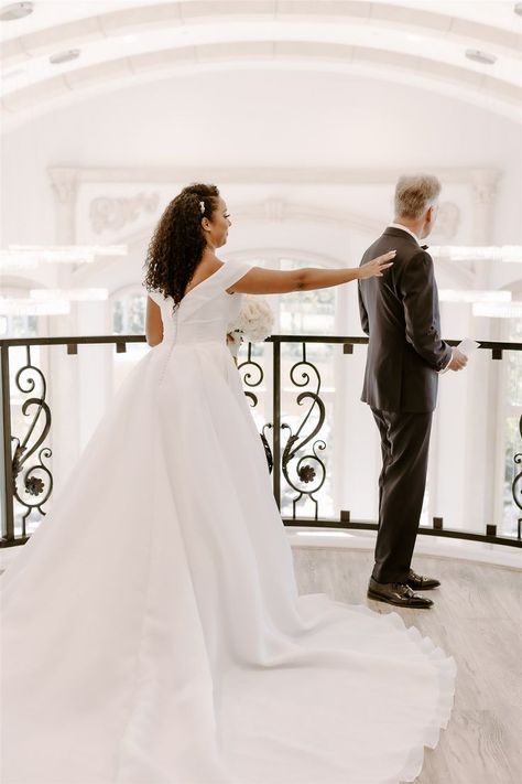 Dress Reveal, Wedding Dress Reveal, First Look Ideas, First Look With Dad, First Look Wedding, Hair Bride, Natural Hair Bride, Wedding Dress Ideas, Wedding Picture Poses