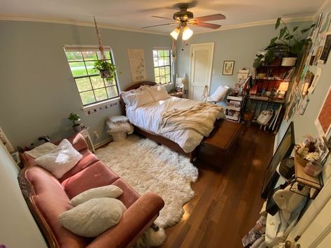 Cute Bedroom Simple, Fancy Dorm Rooms, Guest Bedroom Aesthetic, Bedroom Living Room Combo, First Floor Bedroom, Redecorate Bedroom, Aesthetic Rooms, Room Stuff, Room Makeover Bedroom