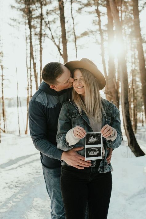 Snow Baby Announcement, Baby Announcement Winter, Winter Pregnancy Announcement, Winter Maternity Pictures, Pregnancy Announcement Photography, Second Pregnancy Announcements, Winter Pregnancy, Pregnancy Announcement Pictures, Announcement Photoshoot