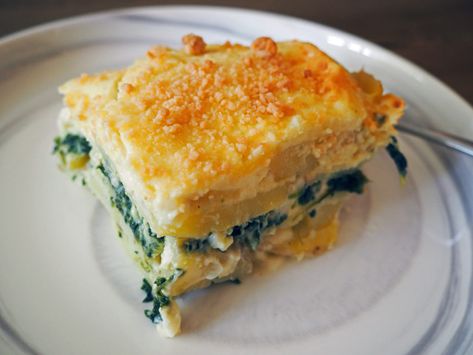 This is reminiscent of creamed spinach and au gratin potatoes, the best of both worlds! Potato Spinach Casserole, Vegan Potatoes, Spinach Potato, Au Gratin Potatoes, Potato Spinach, Spinach Bake, Gratin Potatoes, Layered Potato, Spinach Casserole