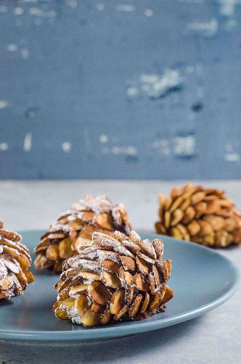 Pine cone OREO Truffles - Learn how to make these fantastic and realistic Pine cone cookie truffles! Perfect for regular chocolate truffles too. Oreo Pine Cones, Pine Cone Truffles, Pine Cone Cookies, Pinecone Truffles, Christmas Desserts Oreo, Oreo Truffles Christmas, Christmas Oreo Balls, Truffles Christmas, Oreo Balls Christmas