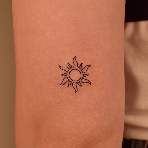 Minimalist Sun Tattoo, Triceps Tattoo, Loki Tattoo, Tattoo For Man, Unique Tattoos Black Women, Aesthetic Sun, Tattoo Minimalist, Back Of Shoulder Tattoo, Sun Tattoos