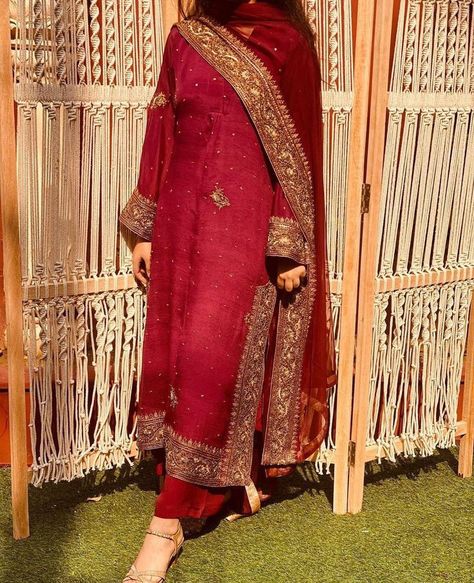 Pakistani Fancy Dresses, Pakistani Dresses Casual, Pakistani Fashion Party Wear, Salwar Kamiz, Beautiful Pakistani Dresses, Indian Dresses Traditional, Traditional Indian Outfits, Maroon Dress, Simple Pakistani Dresses