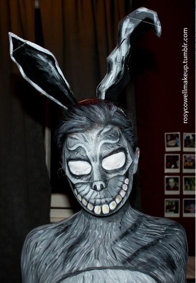 Frank's bunny costume from Donnie Darko using face paints (Mehron) http://www.reddit.com/r/MakeupAddiction/comments/2bv5dr/franks_bunny_costume_from_donnie_darko_using_face/ Scary Bunny Costume, Creepy Costume, Boys Scary Halloween Costumes, Zombie Halloween Makeup, Creepy Halloween Costumes, Creepy Makeup, Classic Halloween Costumes, Donnie Darko, Scary Makeup