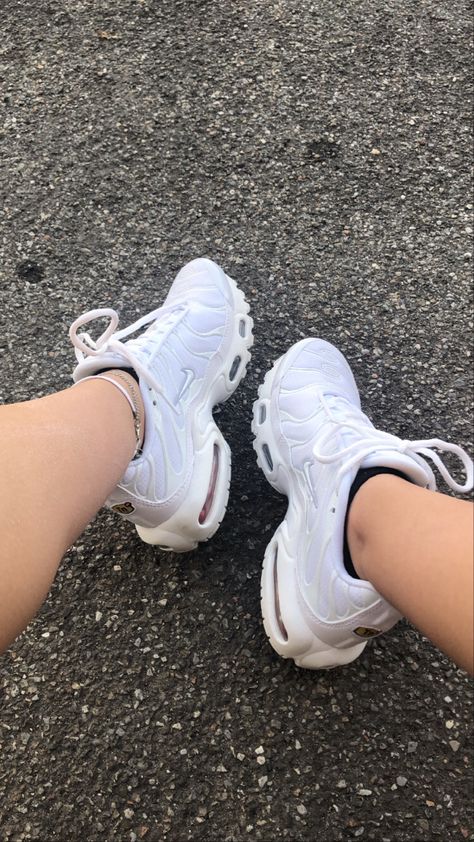 White Tns, Tns Nike, Cheveux Oranges, Nike Tn, Shoes Heels Classy, Nike Air Shoes, Cute Friend Photos, Nike Air Max Plus, Cute Simple Outfits