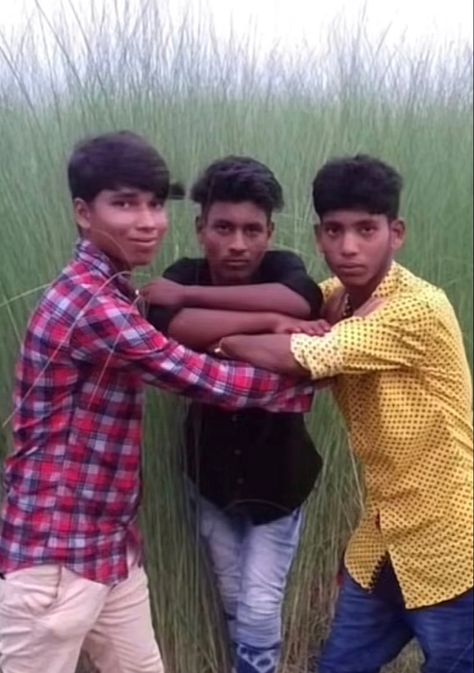 Funny Photos For Whatsapp Groups, Funny Poses To Recreate, Poses For Friends Funny, Group Photo Poses Trio, Chaotic Pics Friends, Funny Poses For Trio, Indian Trio Poses, Trio Reaction Pics, Funny Group Pics Friends