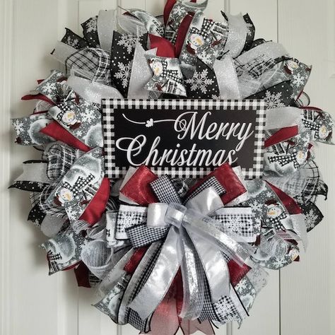 Seasonal Wreaths Diy, Wire Wreaths, Deco Mesh Christmas Wreath, Holiday Door Wreaths, Mesh Christmas Wreath, Ribbon Ideas, White Christmas Wreath, Christmas Wreath For Front Door, Holiday Wreaths Diy