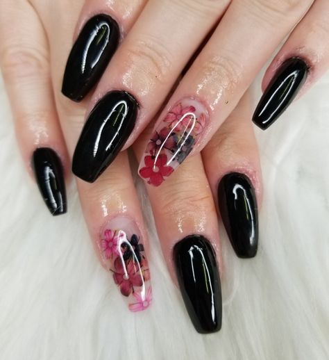 Black Pink Dried Flower Encapsulated Nails Black And Pink Flower Nails, Black Encapsulated Nails, Dried Flower Nails Acrylics, Encapsulated Nails Flowers, Pink Flower Nails, Encapsulated Nails, Best Wedding Hairstyles, Dark Nails, Flower Nail Art