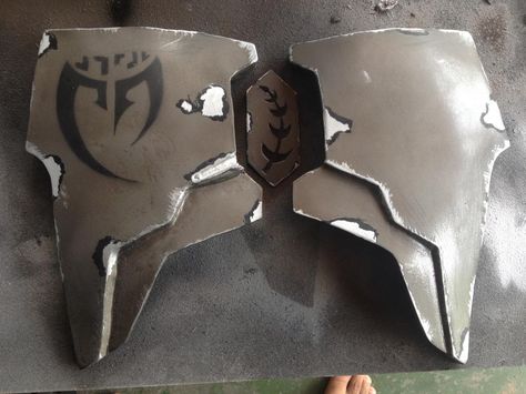 Mandalorian chest plate armour Mandalorian Chest Plate, Starwars Armor, Mando Mercs, Making Armor, Mandolorian Armor, Cosplay Armour, Mando Armor, Bulletproof Clothing, Mandalorian Costume