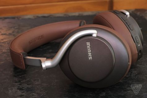 The best noise-canceling headphones to buy in 2020 - The Verge Headphone Photography, Soundproof Headphones, Sound Cancelling Headphones, Headphones To Buy, Headphone Sketch, Aesthetic Headphones, Noise Canceling Headphones, Headphones Aesthetic, Audiophile Headphones