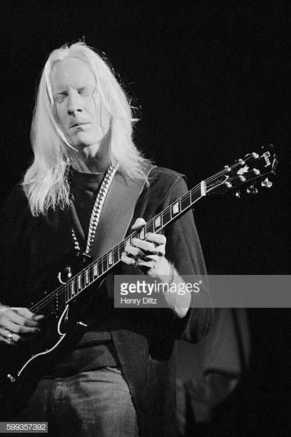 Blues singer Johnny Winter performs at the free Woodstock Music and Art Fair The festival took place on Max Yasgur's dairy farm which he rented to... Woodstock Pictures, Johnny Winter, Woodstock Music, Woodstock 1969, Woodstock Festival, Blues Musicians, Music And Art, Musica Rock, Dairy Farm