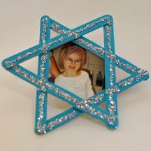 Chanukah craft with popsicle sticks ...thinking these would make great ornaments for our Christmakkuh tree :) Craft With Popsicle Sticks, David Craft, Hanukkah Pictures, Hannukah Crafts, Hanukkah Activites, Hanukkah Art, Pic Frame, Magnet Photo, Paddle Pop