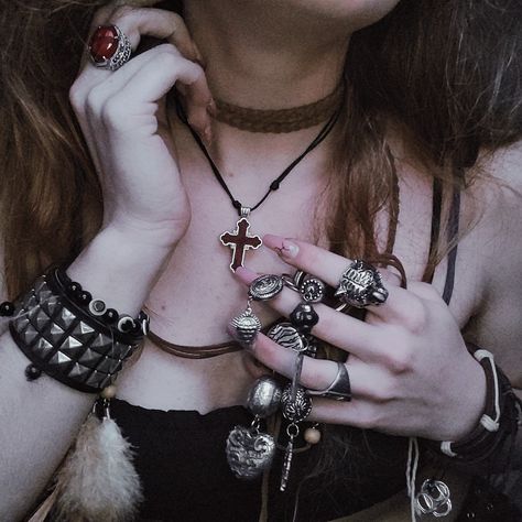 90s Goth Jewelry, Emo Hippie Aesthetic, Dark Hippie Aesthetic, Gothic Hippie Aesthetic, Goth Hippie Aesthetic, Hippie Goth Aesthetic, Fairy Goth Aesthetic, Emo Hippie, Dark Fairy Core Jewellery