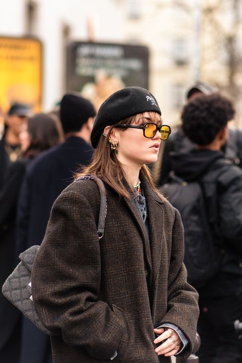 Kangol Street Style, Outfits With Panama Hats, Street Style Glasses, Chic Hat Outfits, Kangol Hats Women Outfit Street Styles, How To Style Caps Women, Kangol Hats Outfit, Kangol Cap Outfit, Hats Women Fashion