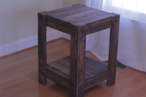 pallet end table | Building an outside side table out of scrap pallets. Outside Side Table, Pallet End Table, Pallet End Tables, Diy End Table, End Table Ideas, Pallet Side Table, Patio Kits, Pallet Tables, White End Tables