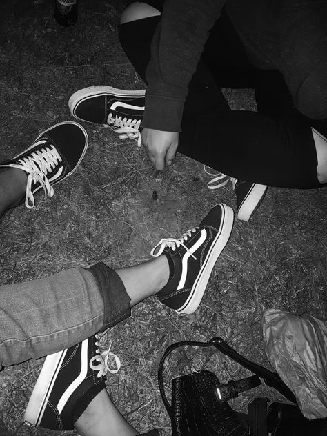 •♡@nzash14♡• Vans Oldschool, Rauch Fotografie, Best Friends Aesthetic, Photos Tumblr, Tumblr Photography, Bff Pictures, Black And White Aesthetic, Black Aesthetic Wallpaper, Night Aesthetic