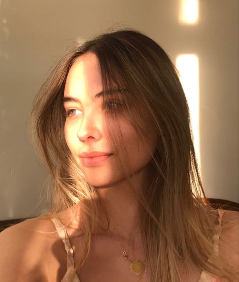 Sun Kissed Picture Ideas, Indoor Selfie Ideas, Cute Selfie Ideas Poses At Home, Sun Kissed Photo Poses, Sun Kissed Selfie Poses, Sunshine Selfie, Photoshoot Ideas Instagram, Solo Selfie, Haircut Girl