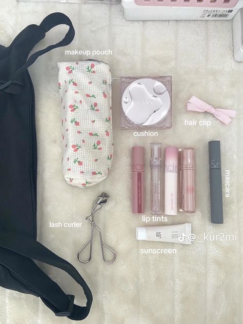 Bag Essentials School, Everyday Bag Essentials, School Bag Essentials, Backpack Essentials, Inside My Bag, Purse Essentials, Handbag Essentials, In My Bag, What In My Bag