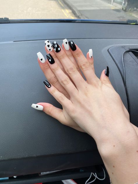 Black And White Nail Designs Aesthetic, Black And White Valentines Nails, 2 Different Color Nails, Short Black And White Nails, Black N White Nails, Black And White Nails Designs, White Black Nails, Hand Black And White, Nail Designs Black