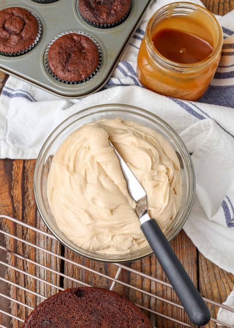 Salted Caramel Frosting Cupcakes With Caramel, Coffee Frosting, Salted Caramel Coffee, Salted Caramel Frosting, Cream Cheese Sauce, Caramel Frosting, Salted Caramel Sauce, Caramel Coffee, Cake Icing