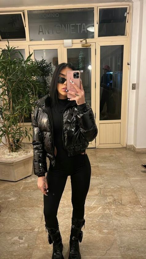 Leather Puff Jacket Outfit, Shiny Puffer Jacket Outfit, Puff Jacket Outfit, Black Puffer Jacket Outfit, Puffer Fashion, Shiny Puffer Jacket, Puffer Jacket Outfit, Leather Puffer Jacket, Puff Jacket