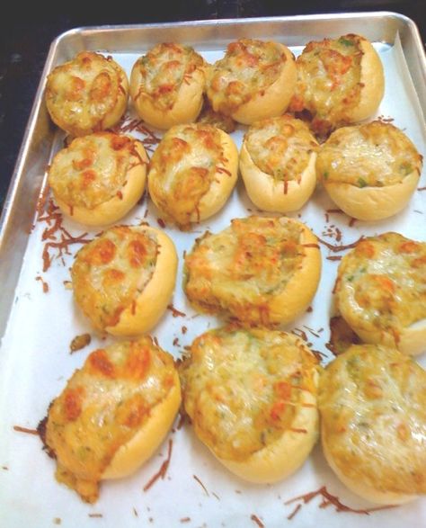 Crawfish Pirougue Recipe Cajun Pistolettes Recipe, Crawfish Tail Meat Recipes, Crawfish Pistolettes Recipe, Stuffed Pistolettes, Pistolettes Recipe, Tuna Boats, Crawfish Dishes, Crawfish Bread, Tartiflette Recipe