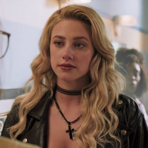 Betty Cooper Icons, Veronica Lodge Fashion, Betty Cooper Riverdale, Riverdale Betty, Camilla Mendes, Gina Gershon, Riverdale Cast, Betty Cooper, Cheryl Blossom