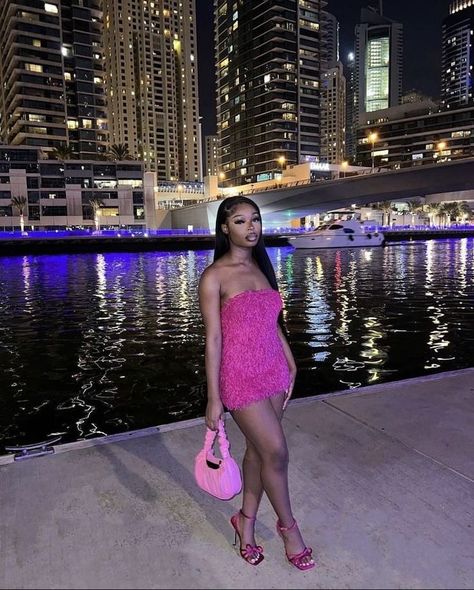 Birthday Dinner Outfits Black Women, Cute Birthday Dinner Outfits, Baddie Sandals, Cute Birthday Dinner, 21st Bday Outfit Ideas, 21st Bday Outfit, Birthday Dinner Outfits, Dinner Outfits Black, Dinner Outfits Black Women