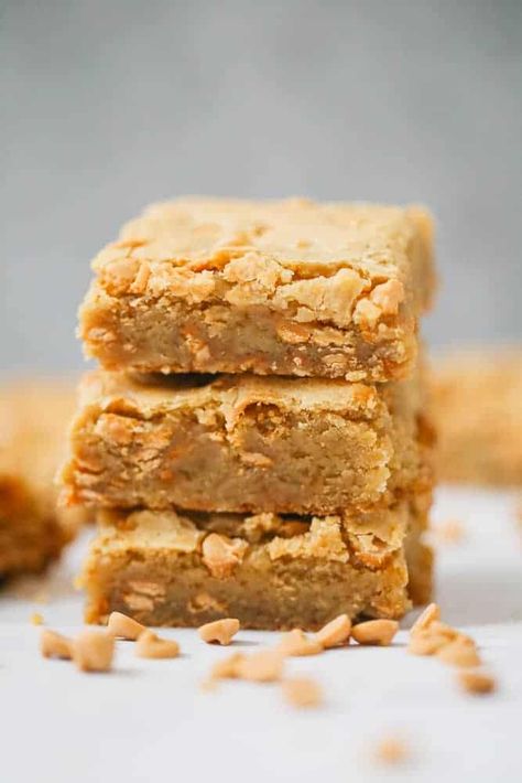 Awesome Butterscotch Blondies - These babies have all the blondie requirements you'll ever want in a butterscotch blondie!  They are 'seriously' out of this world delectable.  Soft, chewy, super-moist, thick blondies with butterscotch morsels in each bite!  #blondies #butterscotch #butterscotchdesserts #bars #supermoistblondies Blondies Butterscotch, Yummy Fall Desserts, Butterscotch Desserts, Oatmeal Butterscotch Cookies, 2024 Meals, Butterscotch Blondies, Butterscotch Cookies, Blondies Recipe, Cookie Flavors