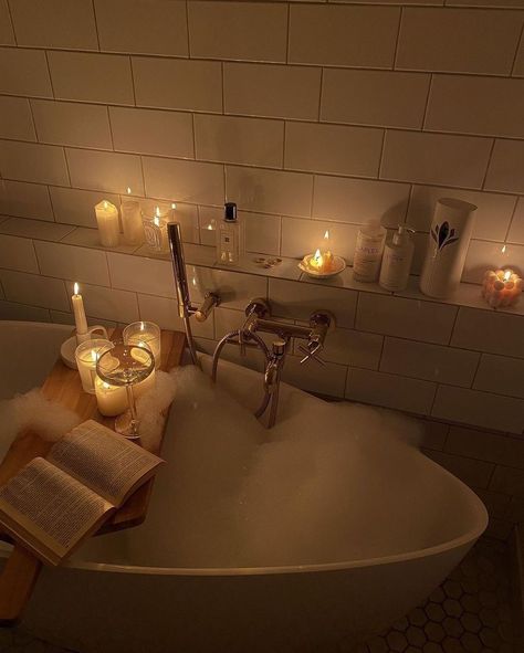 Candle Lit Bath Aesthetic, Candles Bathtub, Candle Light Bath, Hygge Living Room, Bathroom Downstairs, Bathroom Night Light, Bath Aesthetic, Bathroom Oasis, Luxurious Spa