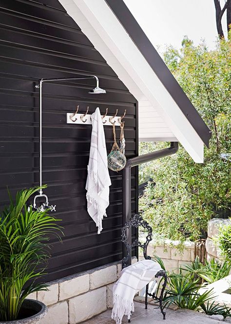 Outside Showers, Custom Shower Doors, Riverside House, Pintura Exterior, Cosy Home, Casa Exterior, Outdoor Bathrooms, Have Inspiration, Backyard Spaces